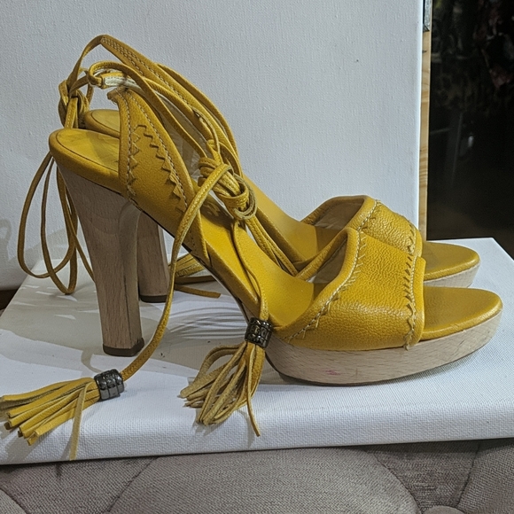 Hugo Boss Yellow tassel Sandel - Picture 2 of 2